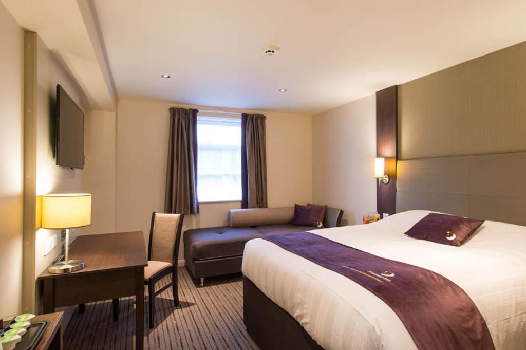 Premier Inn ボドミン エクステリア 写真