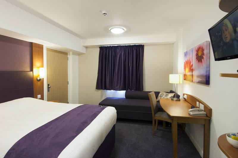 Premier Inn ボドミン エクステリア 写真